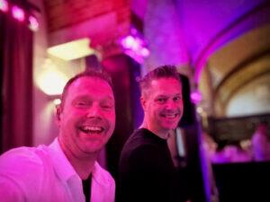 Shorty and the DJ Keanu samen op de foto lachen. Optreden DJ Zanger en Bruiloft Jubileum Feest