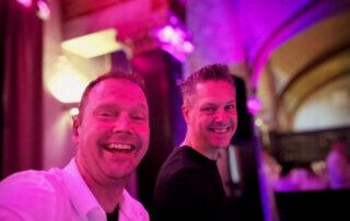 Shorty and the DJ Keanu samen op de foto lachen. Optreden DJ Zanger en Bruiloft Jubileum Feest