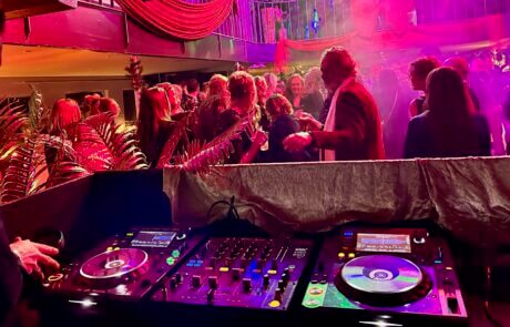 DJ met draaitafel