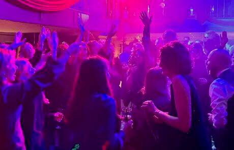 bedrijfsfeest juichend publiek met zanger en DJ