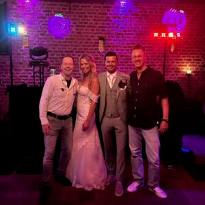 Bruiloft feest optreden zanger en DJ live