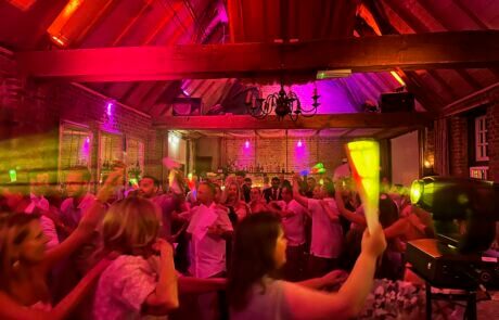 Shorty and the DJ optreden zaak met feestende gasten